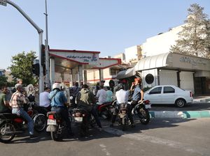 Potret Warga Teheran Serbu SPBU Usai Israel Serang Iran