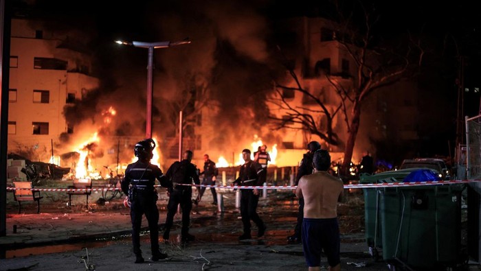 Rentetan Rudal Iran Sukses Hancurkan Kota-kota Israel Firefighters and rescue personnel work at an impact site following missile attack from Iran on Israel, in Tel Aviv, Israel June 16, 2025. REUTERS/Itai Ron ISRAEL OUT. NO COMMERCIAL OR EDITORIAL SALES IN ISRAEL