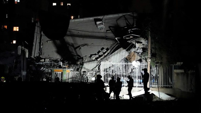 Rentetan Rudal Iran Sukses Hancurkan Kota-kota Israel Rescue personnel work at an impact site following missile attack from Iran on Israel, central Israel June 16, 2025. REUTERS/Tomer Appelbaum ISRAEL OUT. NO COMMERCIAL OR EDITORIAL SALES IN ISRAEL
