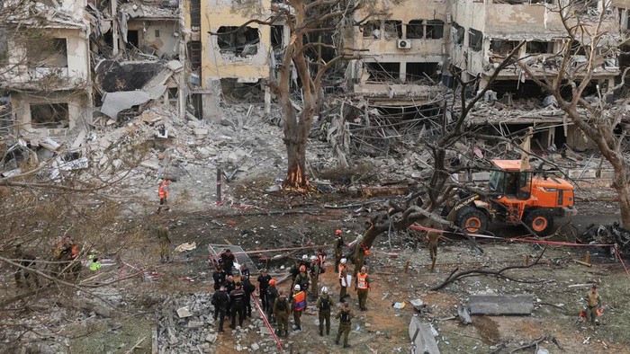 Rentetan Rudal Iran Sukses Hancurkan Kota-kota Israel Emergency personnel work at an impact site after missiles were launched from Iran to Israel, in Tel Aviv, Israel, June 16, 2025. REUTERS/Ronen Zvulun