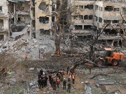 Serangan Rudal Iran Bikin Bangunan di Tel Aviv Rusak Parah, 11 Orang Luka