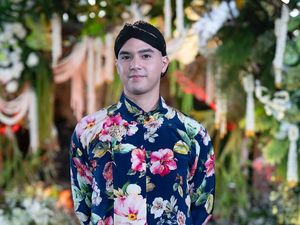 9 Potret Tampan Al Ghazali Siraman, Pakai Beskap Motif Bunga 9 Potret Tampan Al Ghazali Siraman, Pakai Beskap Motif Bunga
