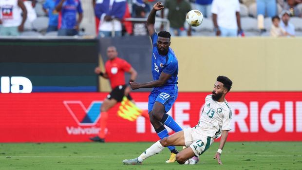 Jun 15, 2025; San Diego, California, USA; Haiti forward Frantzdy Pierrot (20) and Saudi Arabia defender Nawaf Bu Washl (13) battle for control of the ball during the second half of a group stage match of the 2025 Gold Cup at Snapdragon Stadium. Mandatory Credit: Chadd Cady-Imagn Images