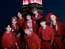 Puncak Empire State Menyala Merah Buat Stray Kids