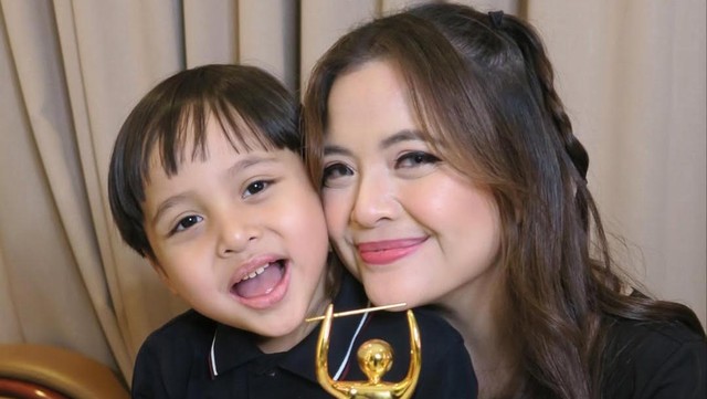Berita Viral Selebriti dari InsertLive : Anak Sulung Hobi Main & Koleksi Kipas, Tasya Kamila: Kata Psikolog...