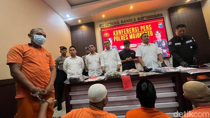 Tersangka yang memunculkan siswa Sekolah Menengah kejuruan Raden Rahmat Mojokerto, Mukhamat Alfan (18) tewas. Tersangka yang memunculkan siswa Sekolah Menengah kejuruan Raden Rahmat Mojokerto, Mukhamat Alfan (18) tewas.