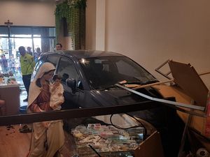 Porak-poranda Toko Rohani di Kota Malang Diterjang Suzuki Aerio Porak-poranda Toko Rohani di Kota Malang Diterjang Suzuki Aerio