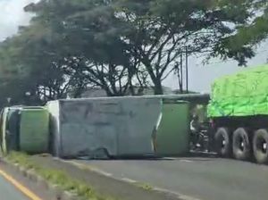 Truk Boks Muat Es Kristal Pecah Ban Lalu Terguling di Lamongan Truk Boks Muat Es Kristal Pecah Ban Lalu Terguling di Lamongan