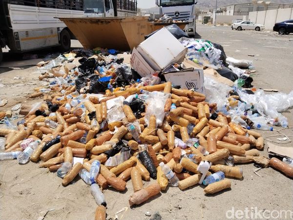 Tumpukan Botol Isi Air Zamzam Usai Dibongkar dari Koper Jemaah Haji