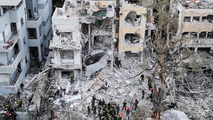 Wajah Salah Satu Sudut Kota Tel Aviv Usai Dihantam Rudal Iran Sisa-sisa kepulan asap masih membubung di langit Tel Aviv, sementara puing-puing bangunan acak-acakan di jalanan. Serangan rudal yang diluncurkan Iran dalam eskalasi modern pertentangan di Timur Tengah sudah memukul salah satu sudut kota metropolitan Israel. REUTERS/Ronen Zvulun