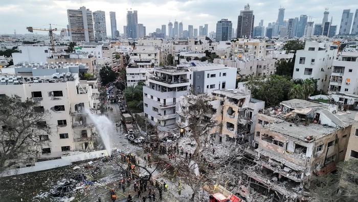 Wajah Salah Satu Sudut Kota Tel Aviv Usai Dihantam Rudal Iran Sisa-sisa kepulan asap masih membubung di langit Tel Aviv, sementara puing-puing bangunan acak-acakan di jalanan. Serangan rudal yang diluncurkan Iran dalam eskalasi modern pertentangan di Timur Tengah sudah memukul salah satu sudut kota metropolitan Israel. REUTERS/Ronen Zvulun