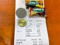 Wanita Ini Tak Terima Dikasih Kembalian Permen Saat Beli Pizza