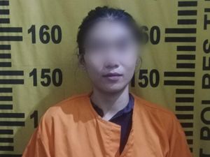 Wanita Tulungagung Gelapkan Uang Perusahaan Rp 164,5 Juta Ditangkap Wanita Tulungagung Gelapkan Uang Perusahaan Rp 164,5 Juta Ditangkap