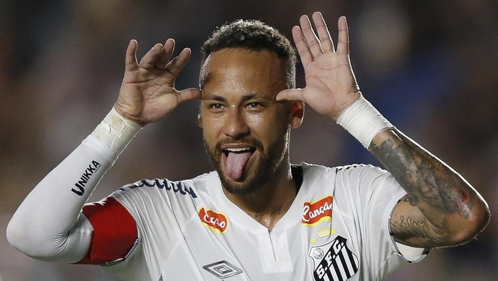 SANTOS, BRAZIL - FEBRUARY 16: Neymar of Santos celebrates after scoring the team´s first goal during a match between Santos and Agua Santa as part of Campeonato Paulista 2025 at Urbano Caldeira Stadium (Vila Belmiro) on February 16, 2025 in Santos, Brazil. (Photo by Miguel Schincariol/Getty Images)