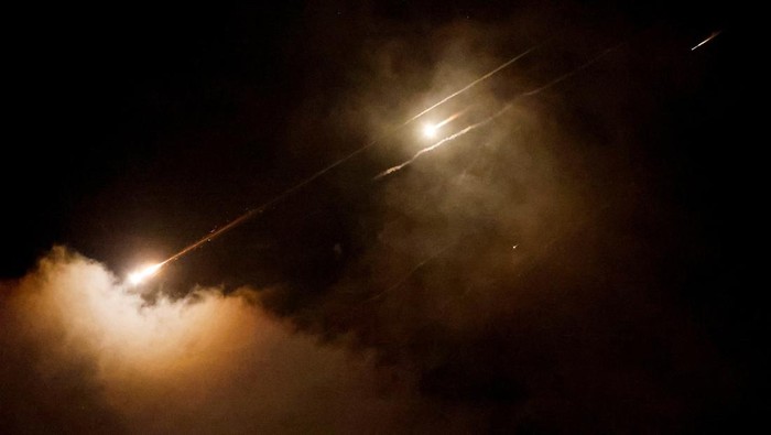248 Orang Tewas dalam Aksi Saling Serang Israel-Iran A missile launched from Iran towards Israel is seen from Ramallah, Israeli-occupied West Bank, June 16, 2025. REUTERS/Mohamad Torokman
