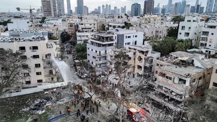 248 Orang Tewas dalam Aksi Saling Serang Israel-Iran A drone photo shows the damage over residential homes at the impact site following missile attack from Iran on Israel, in Tel Aviv, Israel June 16, 2025. REUTERS/Moshe Mizrahi