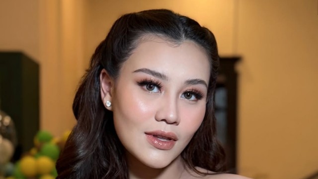 Kabar Terkini Artis dari InsertLive : Reaksi Maia Estianty Lihat Aaliyah Massaid ke Nikahan Al Ghazali 4 Hari Usai Melahirkan