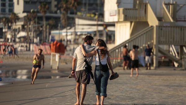 Ada Rudal Iran, Warga Israel Pilih Santai di Pantai
