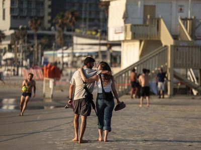 Ada Rudal Iran, Warga Israel Pilih Santai di Pantai