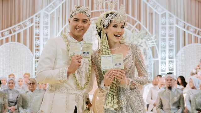 Highlight Dunia Hiburan InsertLive : Terpopuler: Donatur Pernikahan Al dan Alyssa vs Ria Ricis Gandeng Tangan Evan WMD