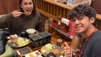 Romantisnya Arbani Yasiz dan Tunangannya saat Kulineran di Jepang