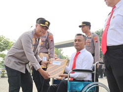 Heroik! Anggota Polda Jateng Sikat Penjahat hingga Harus Duduk di Kursi Roda
