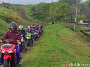 Banjir Lumpuhkan Jalan Porong Lama, Warga Lewat Tanggul Lumpur Lapindo