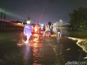 Banjir Bikin Banyak Motor Mogok, Jalan Raya Porong Lama Ditutup 2 Arah Banjir Bikin Banyak Motor Mogok, Jalan Raya Porong Lama Ditutup 2 Arah