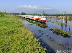 Video: Banjir Rendam Jalur KA di Porong Sidoarjo, Perjalanan Terganggu
