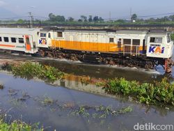 Banjir Rendam Jalur KA di Porong Sidoarjo