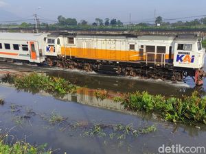 Banjir Rendam Jalur KA di Porong Sidoarjo Banjir Rendam Jalur KA di Porong Sidoarjo