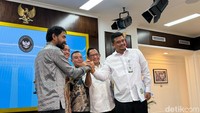 Bobby Nasution-Muzakir Manaf Jabat Tangan Usai Keputusan 4 Pulau Milik Aceh