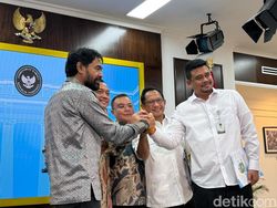 Bobby Nasution-Muzakir Manaf Jabat Tangan Usai Keputusan 4 Pulau Milik Aceh