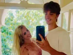 Momen Langka Britney Spears Habiskan Waktu Bersama Putra Bungsu, Pamer Selfie Momen Langka Britney Spears Habiskan Waktu Bersama Putra Bungsu, Pamer Selfie