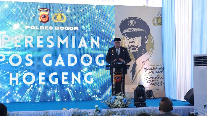 Bupati Bogor Rudy Susmanto mengapresiasi pembangunan Pos Gadog Hoegeng. Dia menganggap Pos ini menjadi ikon lantaran menjadi pintu masuk turis menuju ke Puncak. (dok Ist) Bupati Bogor Rudy Susmanto mengapresiasi pembangunan Pos Gadog Hoegeng. Dia menganggap Pos ini menjadi ikon lantaran menjadi pintu masuk turis menuju ke Puncak. (dok Ist)