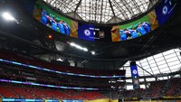 Laga disorot karena stadion tampak sepi. Menurut laporan, hanya 22 ribu kursi terisi dari total 71 ribu kapasitas stadion, alias sekitar 50 ribu lebih kosong melompong. (Foto: REUTERS/Kai Pfaffenbach)