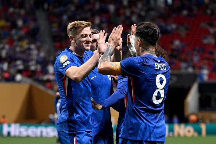 chelsea vs los angeles fc chelsea vs lafc piala dunia antarklub 2025 liam delap enzo fernandez ATLANTA, GEORGIA - JUNE 16: Enzo Fernandez #8 of Chelsea FC celebrates scoring his teams second goal with Liam Delap #9 during the FIFA Club World Cup 2025 group D match between Chelsea FC and Los Angeles Football Club at Mercedes-Benz Stadium on June 16, 2025 in Atlanta, Georgia. (Photo by Darren Walsh/Chelsea FC via Getty Images)