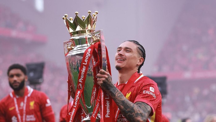 Soccer Football - Premier League - Liverpool v Crystal Palace - Anfield, Liverpool, Britain - May 25, 2025 Liverpools Darwin Nunez celebrates with the trophy after winning the Premier League REUTERS/Phil Noble EDITORIAL USE ONLY. NO USE WITH UNAUTHORIZED AUDIO, VIDEO, DATA, FIXTURE LISTS, CLUB/LEAGUE LOGOS OR LIVE SERVICES. ONLINE IN-MATCH USE LIMITED TO 120 IMAGES, NO VIDEO EMULATION. NO USE IN BETTING, GAMES OR SINGLE CLUB/LEAGUE/PLAYER PUBLICATIONS. PLEASE CONTACT YOUR ACCOUNT REPRESENTATIVE FOR FURTHER DETAILS..