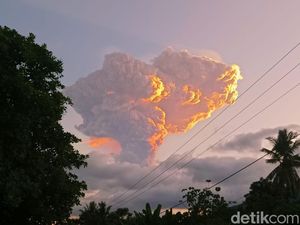 Dampak Letusan Gunung Lewotobi, Hujan Kerikil-Jemaah Haji Dialihkan Mendarat Dampak Letusan Gunung Lewotobi, Hujan Kerikil-Jemaah Haji Dialihkan Mendarat