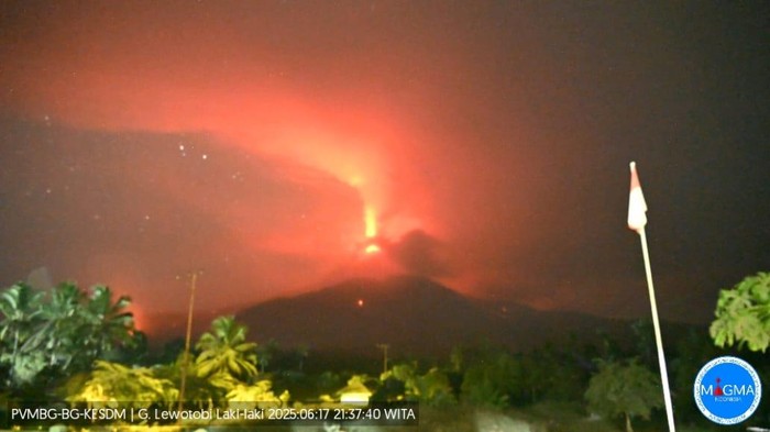 Erupsi Lewotobi Erupsi Lewotobi Laki-laki terekam pada pukul 21.37 Wita, Selasa (17/6/2025).