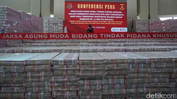 Gunungan Uang 11,8 T Jadi Bukti Salah Satu Korupsi Terbesar Penyitaan uang tunai senilai Rp11,8 triliun telah diumumkan secara resmi dalam jumpa pers di Gedung Bundar, Kejaksaan Agung (Kejagung), Jakarta Selatan, Senin (17/6/2025).