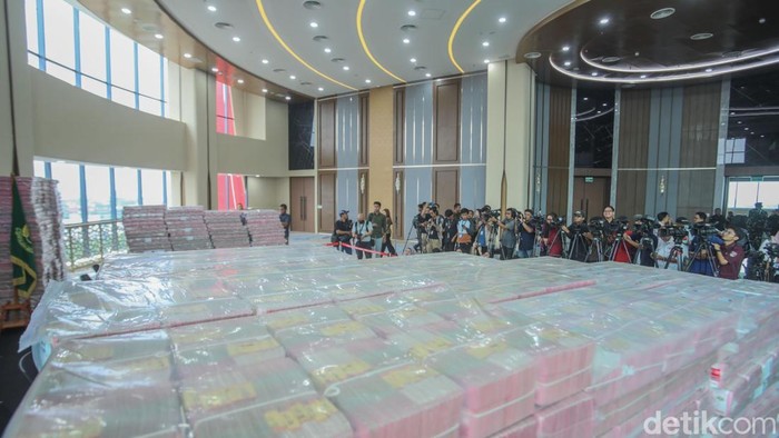 Gunungan Uang 11,8 T Jadi Bukti Salah Satu Korupsi Terbesar Penyitaan uang tunai senilai Rp11,8 triliun telah diumumkan secara resmi dalam jumpa pers di Gedung Bundar, Kejaksaan Agung (Kejagung), Jakarta Selatan, Senin (17/6/2025).