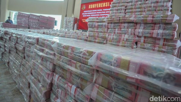 Gunungan Uang Rp11,8 T Jadi Bukti Salah Satu Korupsi Terbesar