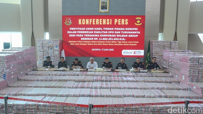 Gunungan Uang 11,8 T Jadi Bukti Salah Satu Korupsi Terbesar Penyitaan uang tunai senilai Rp11,8 triliun telah diumumkan secara resmi dalam jumpa pers di Gedung Bundar, Kejaksaan Agung (Kejagung), Jakarta Selatan, Senin (17/6/2025).