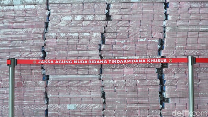 Penyitaan uang tunai senilai Rp11,8 triliun telah diumumkan secara resmi dalam jumpa pers di Gedung Bundar, Kejaksaan Agung (Kejagung), Jakarta Selatan, Senin (17/6/2025).