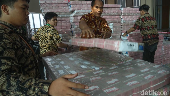 Gunungan Uang 11,8 T Jadi Bukti Salah Satu Korupsi Terbesar Penyitaan uang tunai senilai Rp11,8 triliun telah diumumkan secara resmi dalam jumpa pers di Gedung Bundar, Kejaksaan Agung (Kejagung), Jakarta Selatan, Senin (17/6/2025).