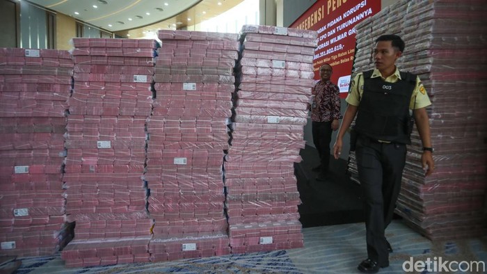 Gunungan Uang 11,8 T Jadi Bukti Salah Satu Korupsi Terbesar Penyitaan uang tunai senilai Rp11,8 triliun telah diumumkan secara resmi dalam jumpa pers di Gedung Bundar, Kejaksaan Agung (Kejagung), Jakarta Selatan, Senin (17/6/2025).
