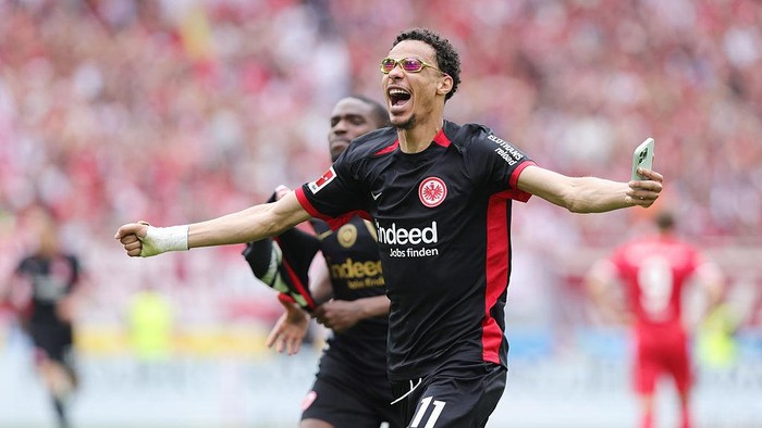 FREIBURG IM BREISGAU, GERMANY - MAY 17: Hugo Ekitike of Eintracht Frankfurt celebrates the victory after the Bundesliga match between Sport-Club Freiburg and Eintracht Frankfurt at Europa-Park Stadion on May 17, 2025 in Freiburg im Breisgau, Germany. (Photo by Sebastian El-Saqqa - firo sportphoto/Getty Images)