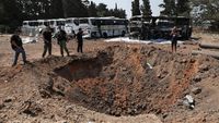 Jejak Serangan Rudal Iran di Herzliya Israel Tengah