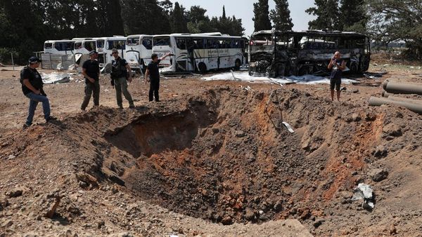 Jejak Serangan Rudal Iran di Herzliya Israel Tengah